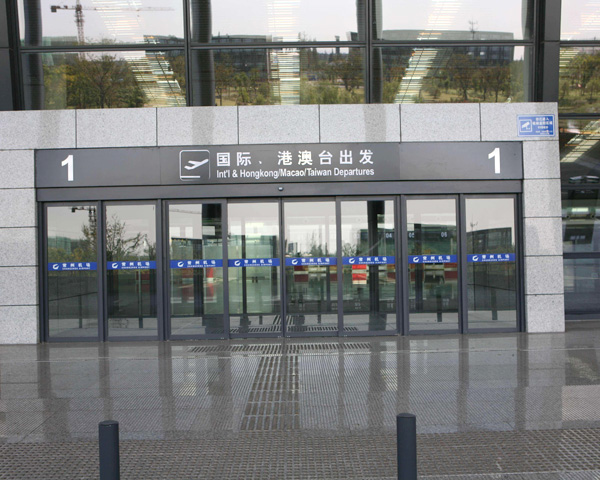 楷盈自动门：电动伸缩门滑轮更换要点